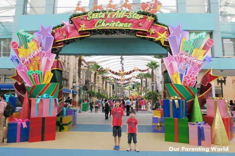 Visit Santa’s All-Star Christmas at Universal Studios Singapore and featuring Universal Journey, an all-new festive light display!
