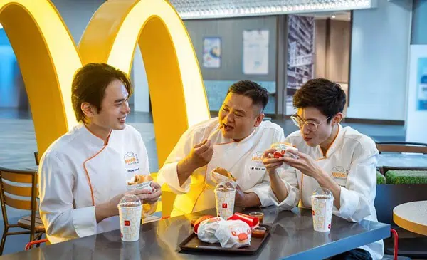 McDonald’s and JUMBO Seafood Launches Chilli Crab Sauce Burgers for Singapore’s 60th Birthday